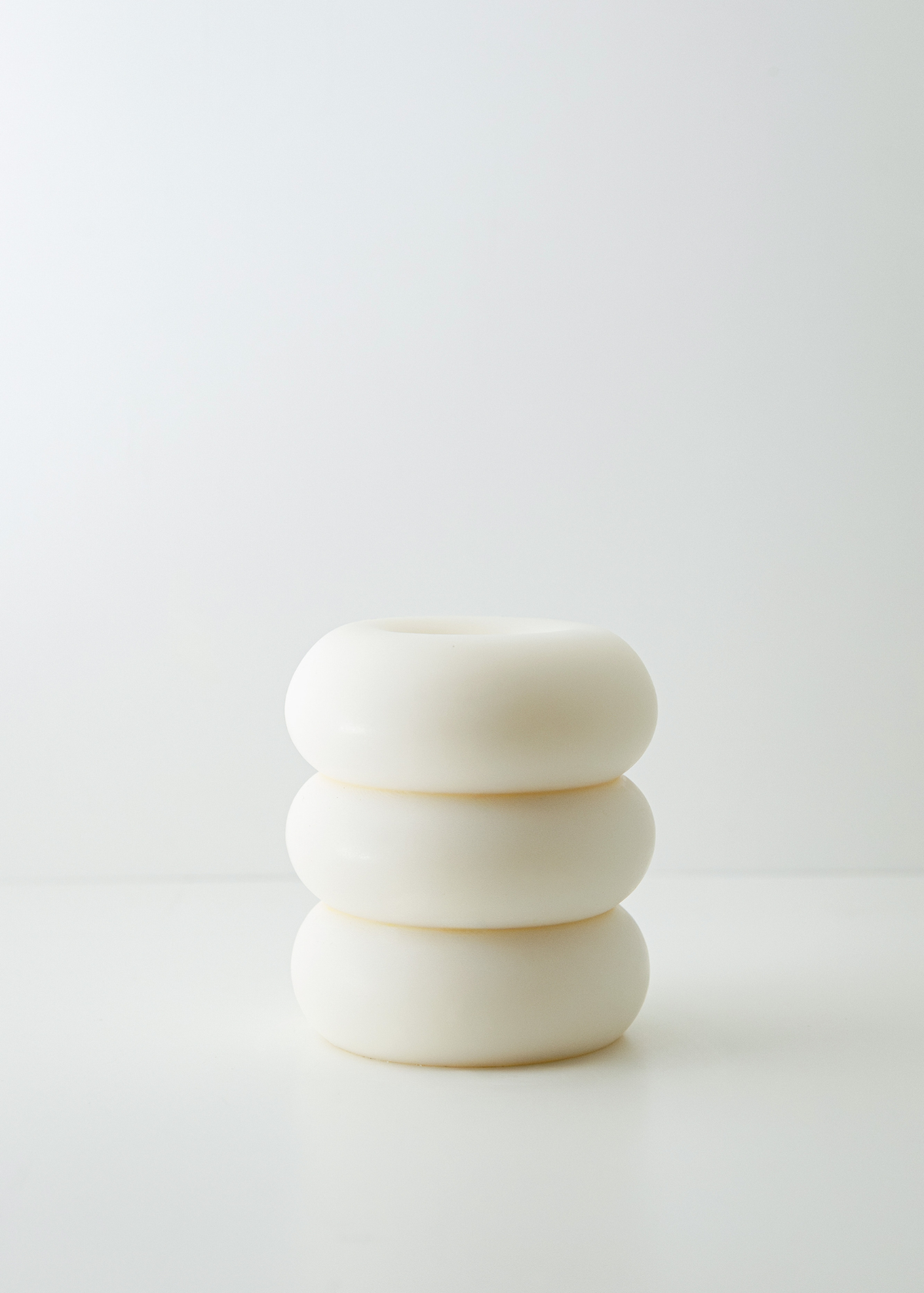 Armonia three-ring stacked candle in smooth soy and coconut wax, cream white