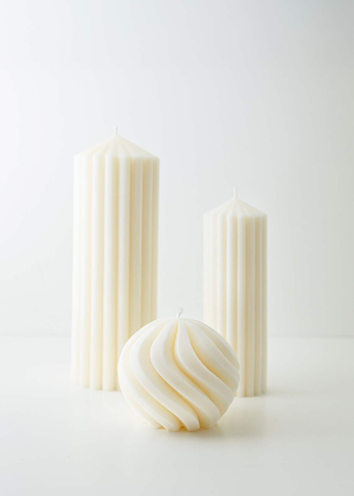 Collezione Vanilla scented candles in soy and coconut wax, smooth white pillar set with three sizes