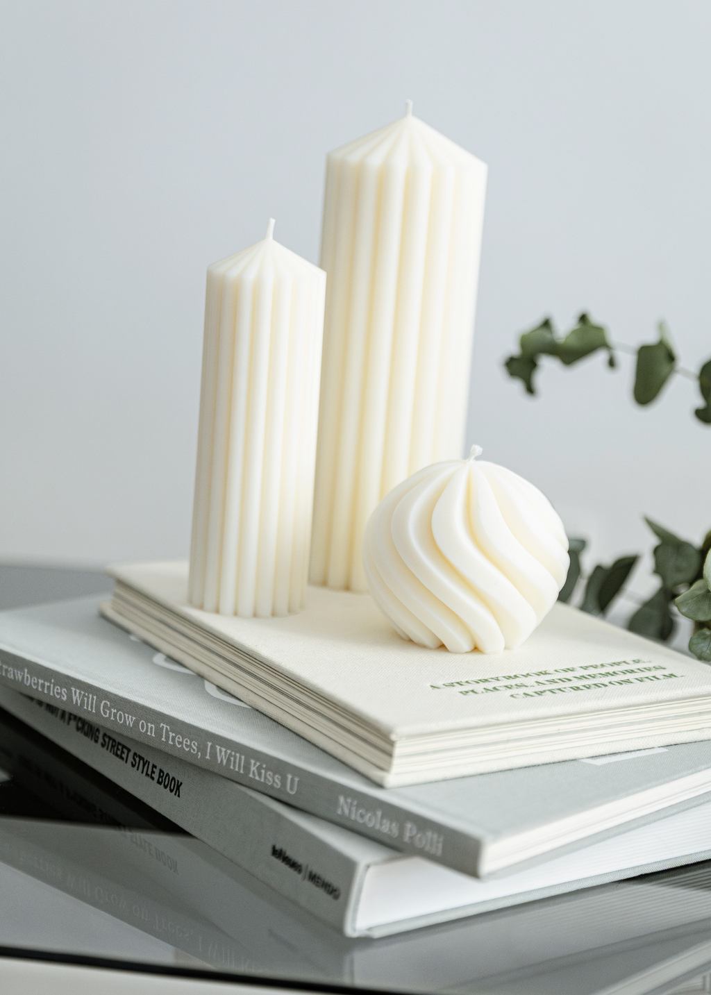 Collezione Vanilla scented candles in soy and coconut wax, smooth white pillar set with three sizes