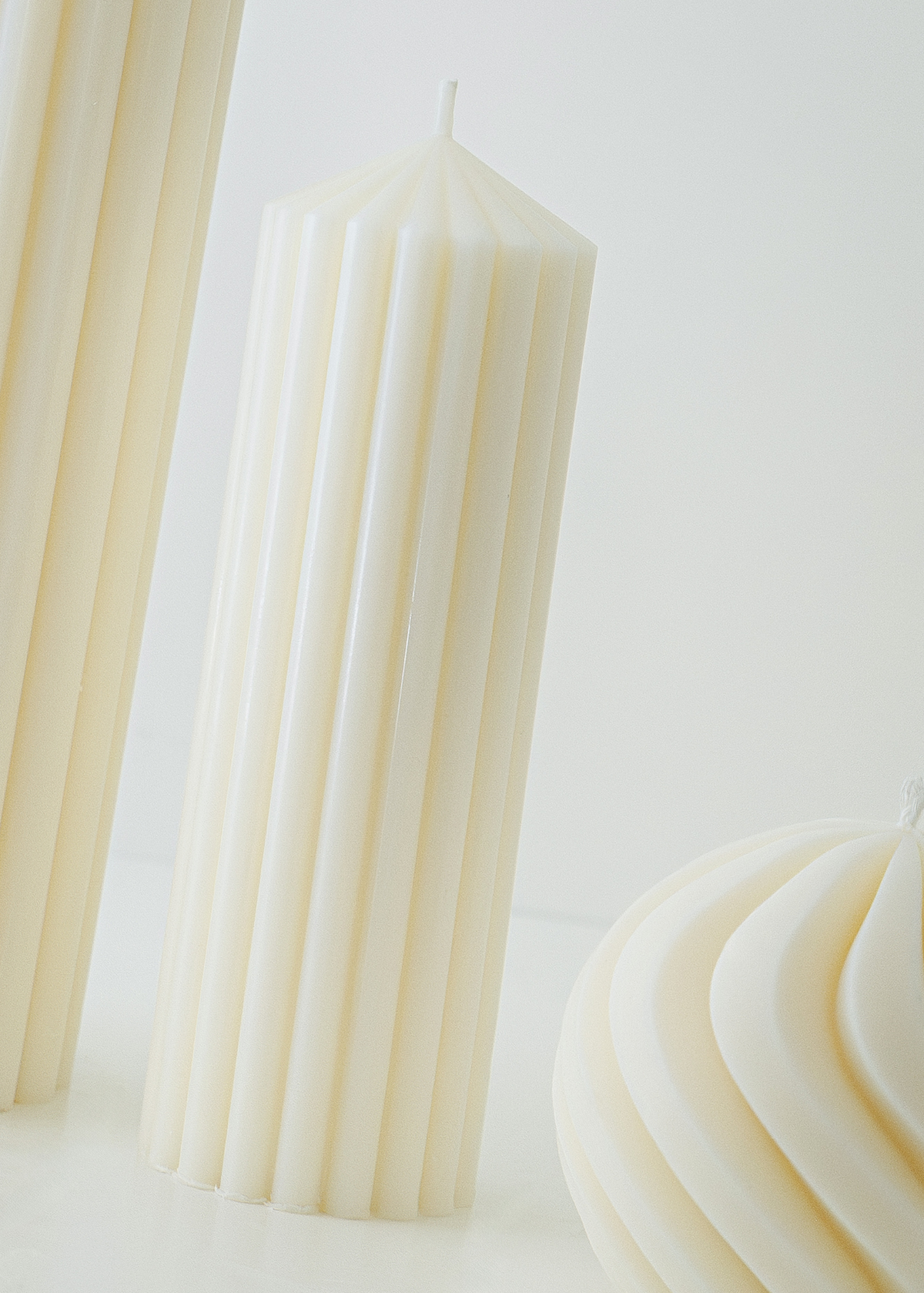 Collezione Vanilla white soy and coconut wax decorative scented candle in ribbed container
