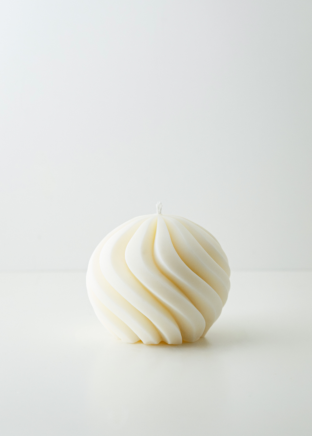 Round white soy and coconut wax decorative scented candle in ribbed shape