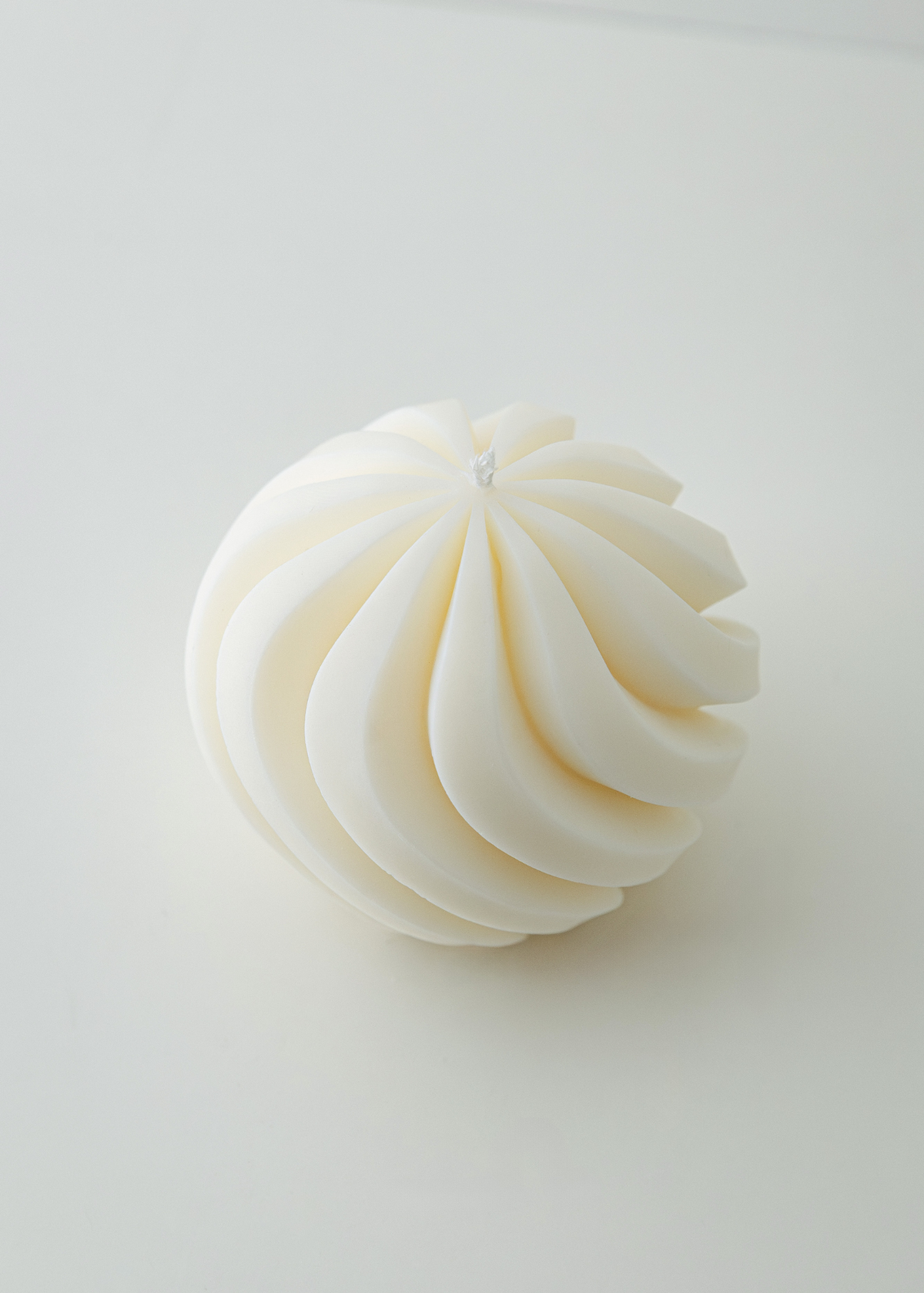 Round white soy and coconut wax decorative scented candle in ribbed shape
